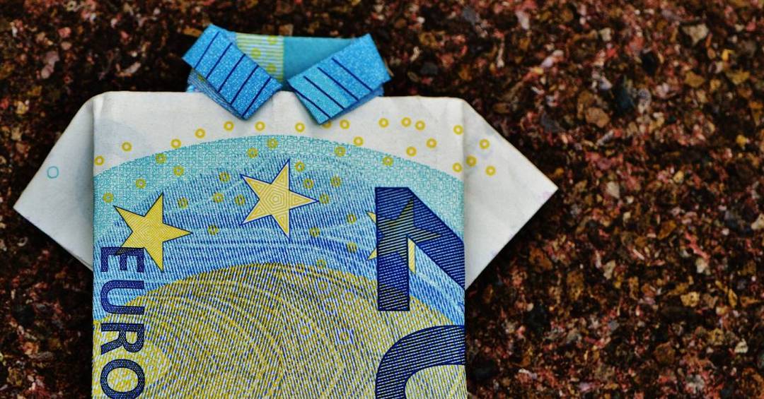 Eine Euro-Banknote, gefaltet zu einem Trikot.