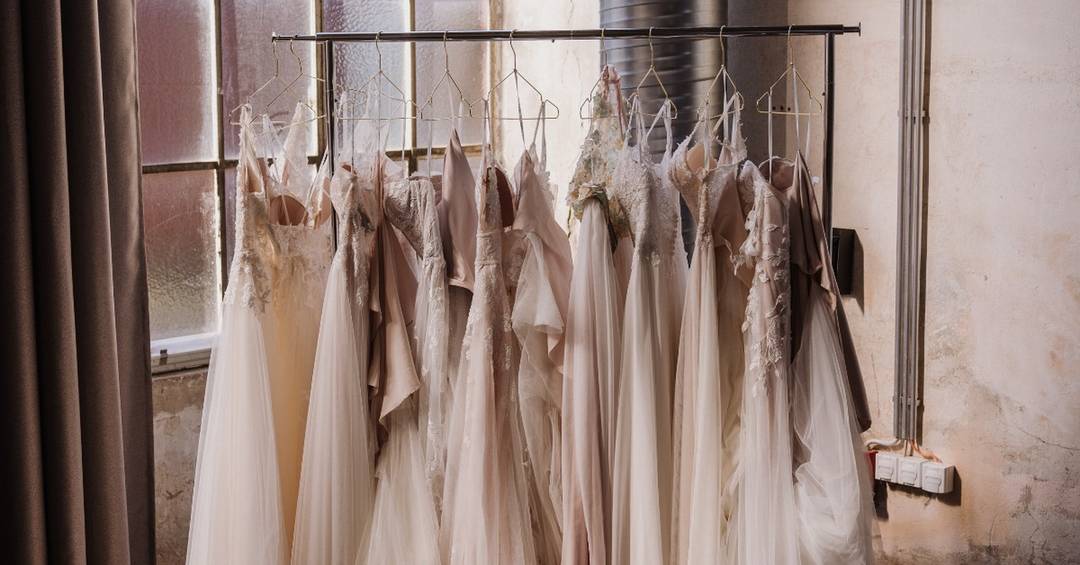 Zu guten Hochzeitsvorbereitungen gehört auch die frühe Suche nach dem passenden Kleid.