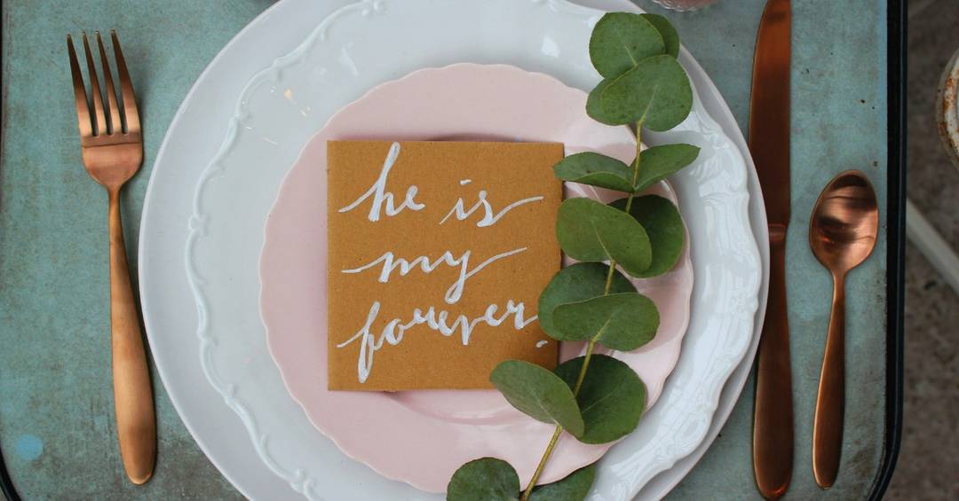 Persönliche Liebesbotschaften als Tischdekoration zur Hochzeit.