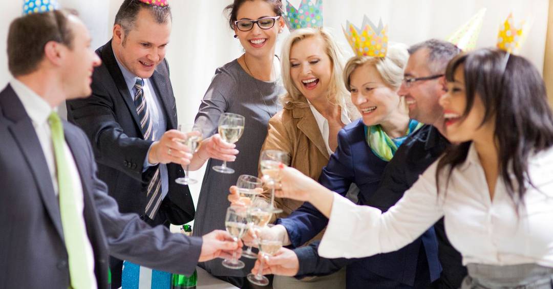 mitarbeiter beim feiern