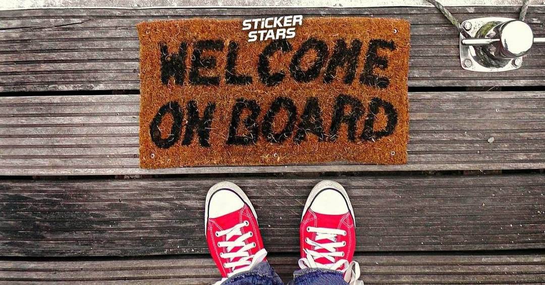 Eine Fußmatte mit der Aufschrift "Welcome on Board", um neue Mitglieder zu begrüßen