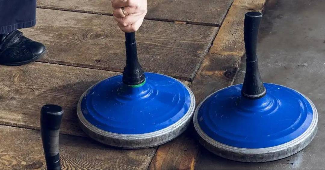 weihnachtsfeier idee eisstockschießen