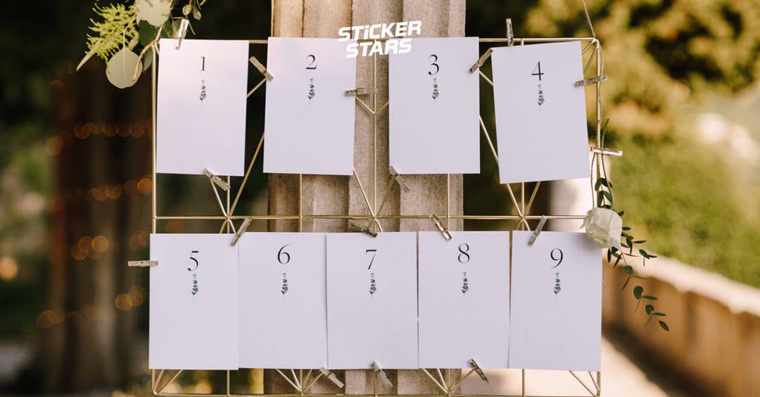 Schlichter Sitzplan mit goldenem Wandgitter.