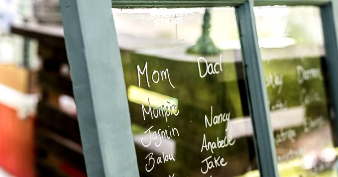 Ein altes Fenster kann auch zum Sitzplan zur Hochzeit werden.