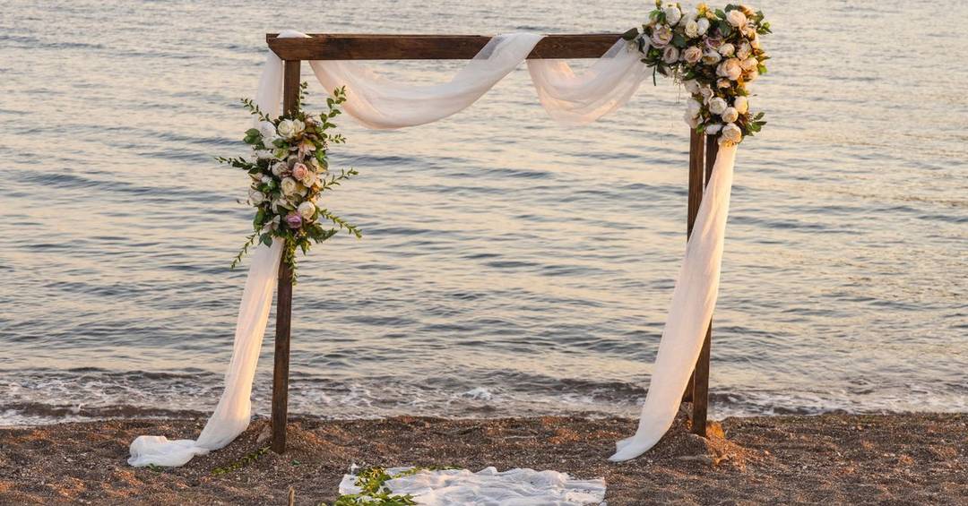 Strandhochzeit Dekoration: Schlichte Eleganz.