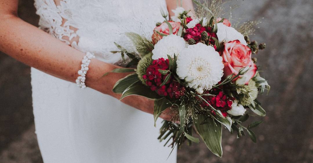 Eine Braut hält einen Brautstrauß