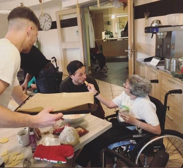 Plätzchen backen mit den Senioren von der Albert-Schweitzer-Stiftung