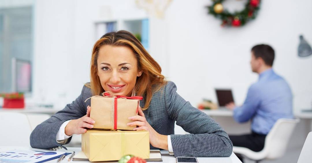 mitarbeiterin mit verpackten Geschenken