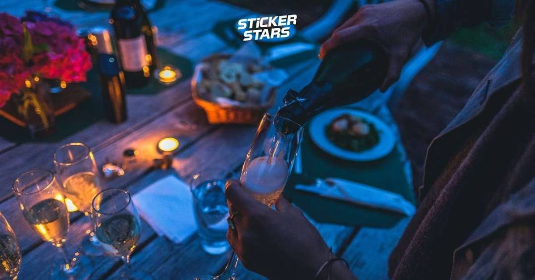 Eine Frau schenkt Sekt ein, für das Jubiläum im Verein