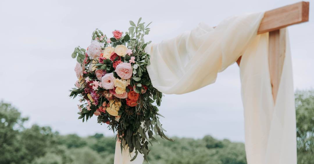 Blumendeko Hochzeitsbogen: Bunte Variante für eure Hochzeit.