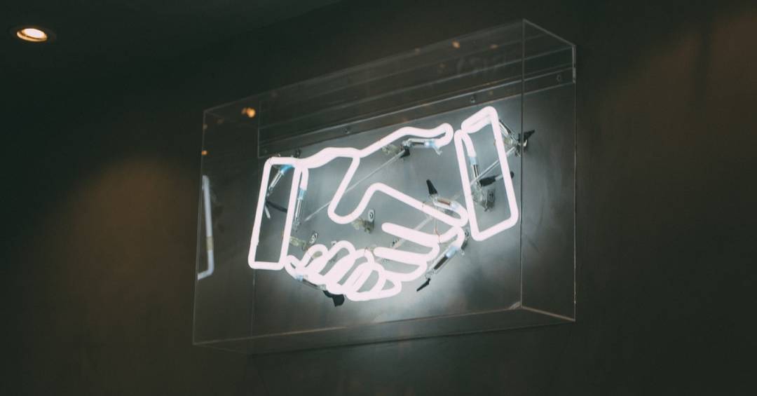 Ein Schild zeigt zwei Hände, die ineinander greifen