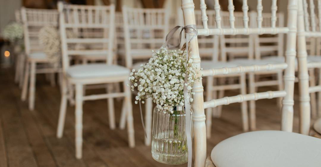 Auch die Location sollte mit Blumendeko geschmückt werden.