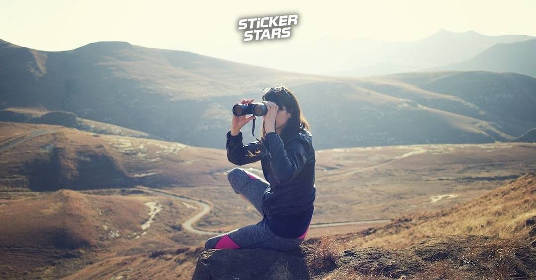 Eine junge Frau mit Fernglas versucht, neue Mitglieder zu werben