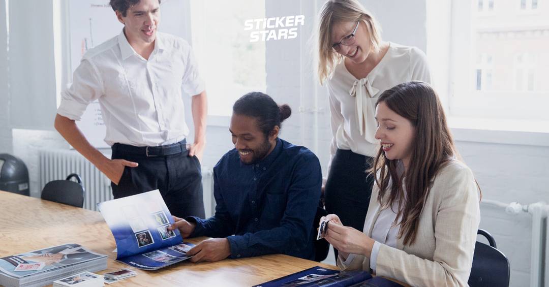 Betriebsklima verbessern: Stickeralben helfen spielerisch dabei