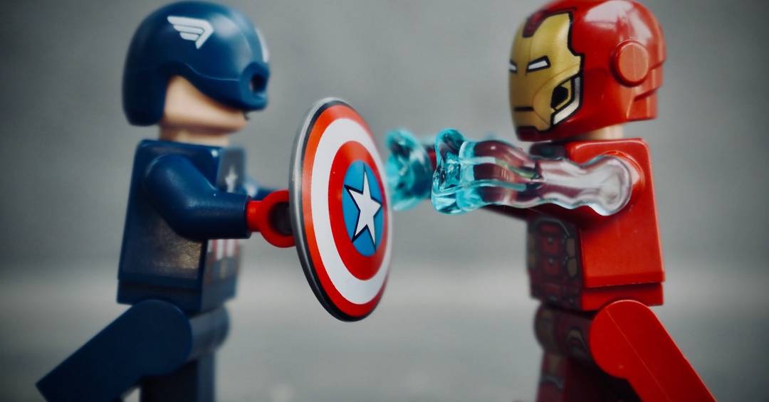 Ein rote und eine blaue Actionfigur kämpfen stellvertretend für THW-Jugend und Jugendfeuerwehr