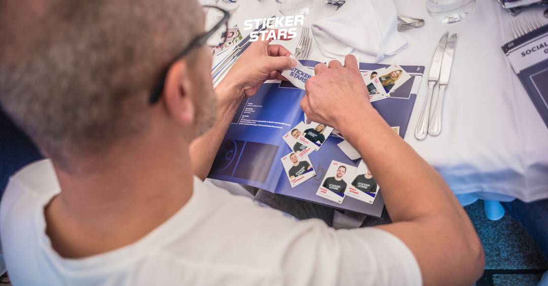 Ein Stickeralbum nutzen und Silos im Unternehmen aufbrechen.