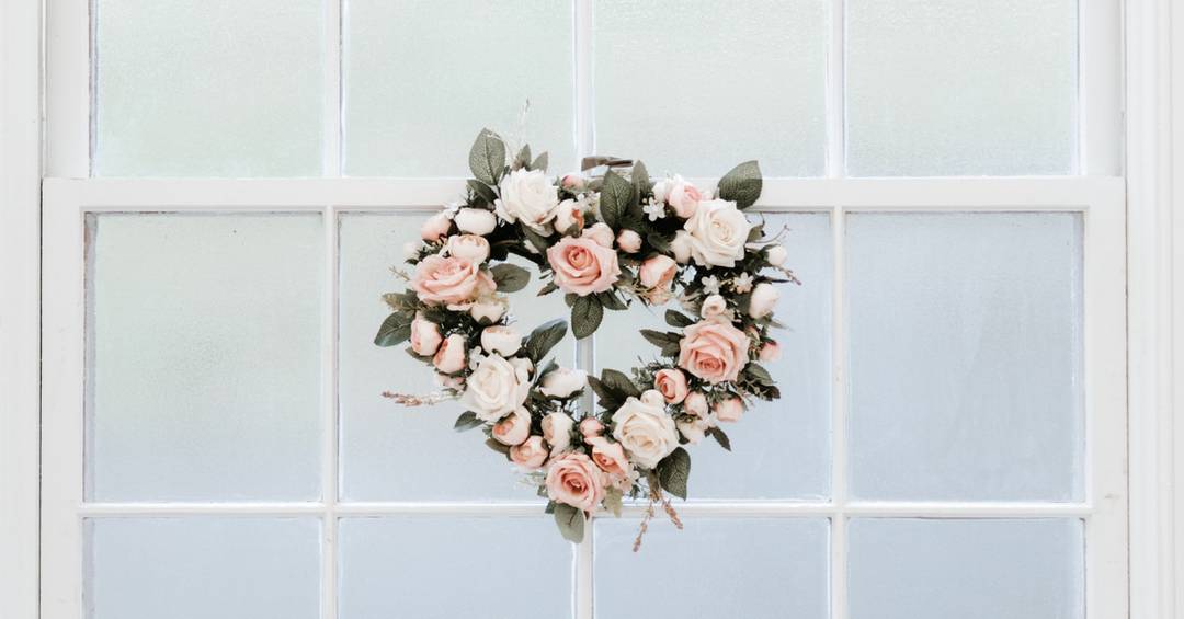 Blumendeko Hochzeit: Als schlichter Eyecatcher an der Tür oder Fenster.