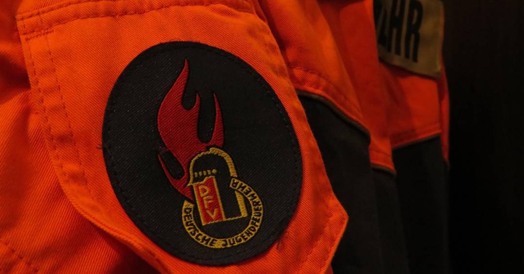 Nahaufnahme einer Uniform von der Jugendfeuerwehr