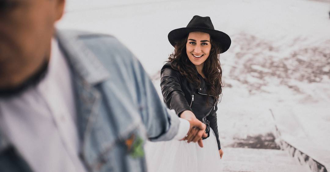 Das richtige Outfit bei einer Winterhochzeit ist wichtig.