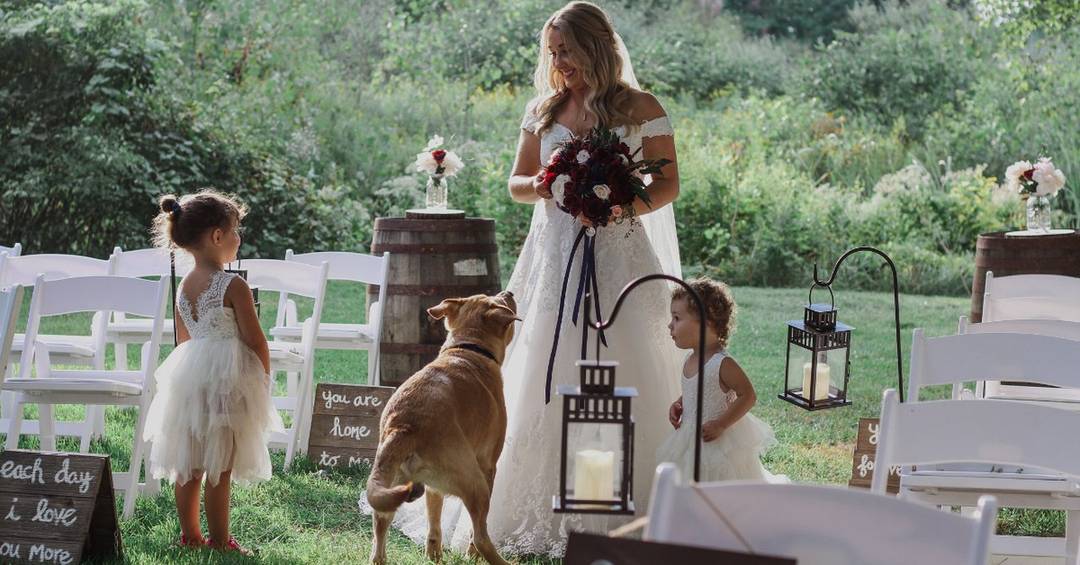 Beim Hochzeitsmotto Tierisch anders darf der Vierbeiner natürlich nicht fehlen.