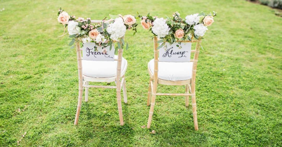 Blumendeko an Stühlen ist eine dezente Möglichkeit.