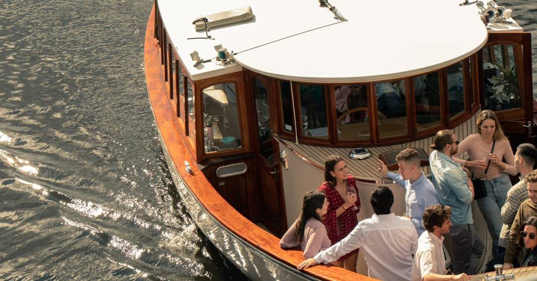 Mit einem Grillboot den Junggesellenabschied zelebrieren.