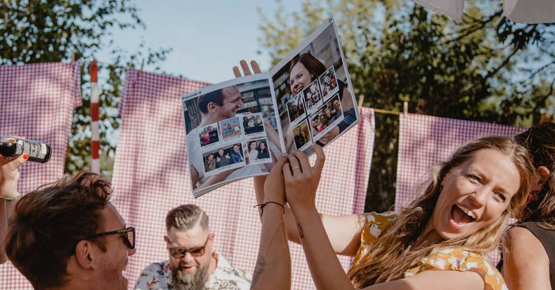 Hochzeitsmotto Kindheit mit einem Stickeralbum feiern!