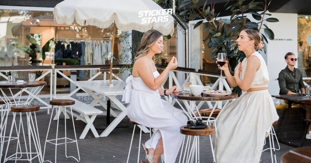 Die Trauzeugin überraschen: Das klappt auch im Cafe oder Restaurant.