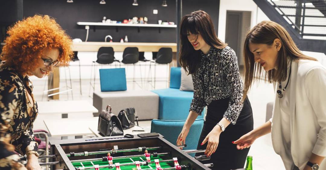 mitarbeiterinnen beim kickertisch