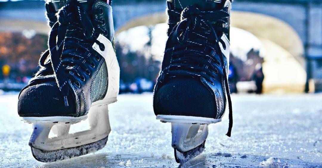 weihnachtsfeier idee schlittschuhlaufen