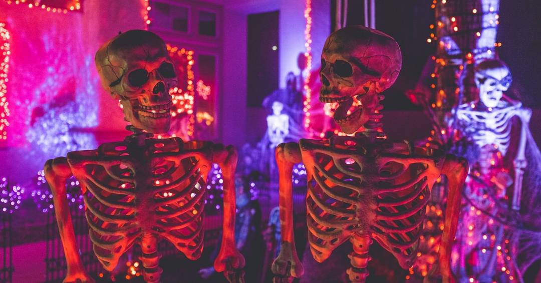 Skelette zur Hochzeit können auch romantisch sein.