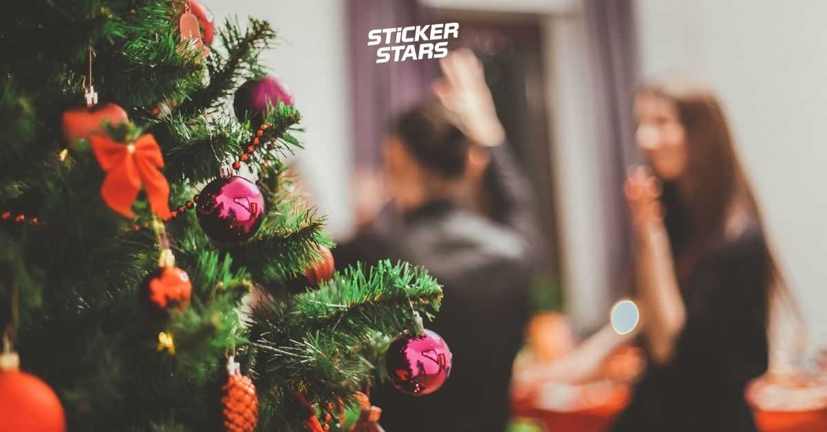 Vereinsmitglieder feiern ihre Weihnachtsfeier, im Vordergrund steht ein Weihnachtsbaum