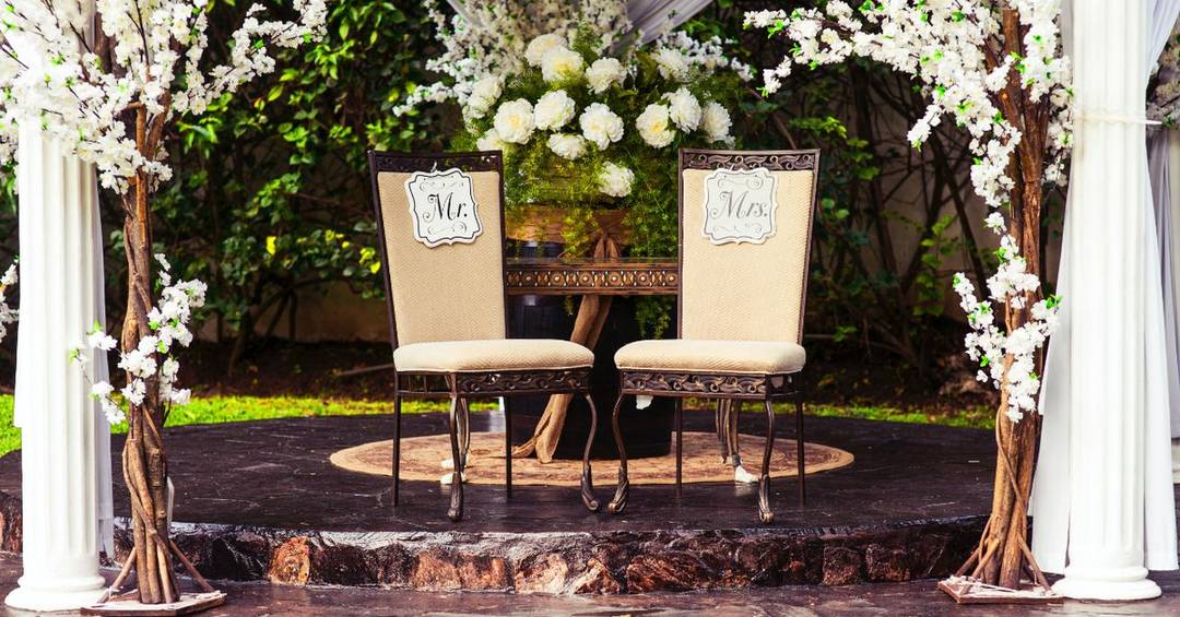 Blumendeko Altar: Edel und verspielt zugleich!