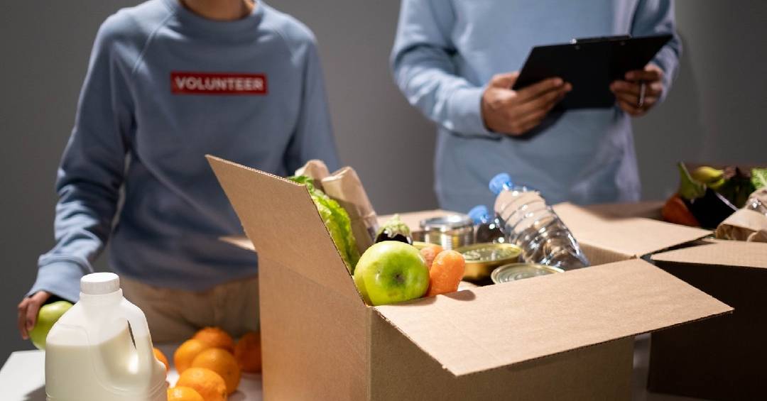 Helfer von einem gemeinnützigen Verein packen Spendenpakete