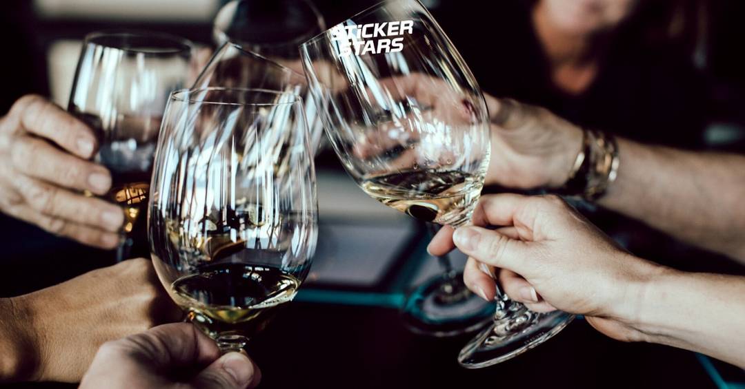 Trauzeugin fragen auf ihrer eigenen Überraschungsparty.