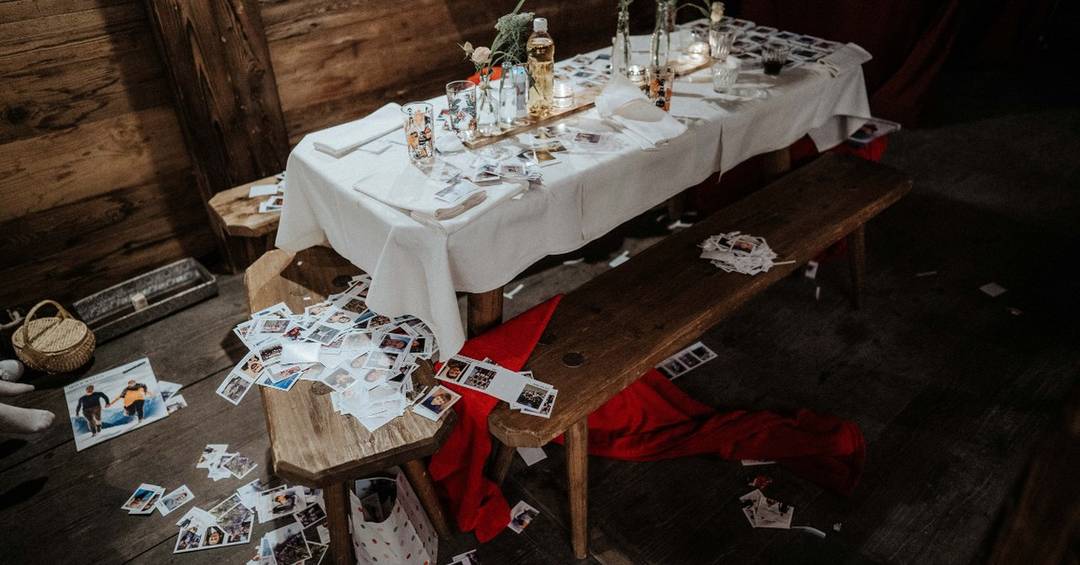 Ein Stickeralbum als Tischdeko zur Hochzeit.