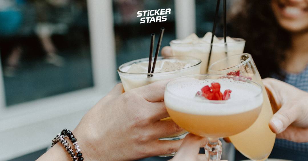 JGA Ideen für Frauen können auch feucht fröhliches Cocktail trinken beinhalten. 