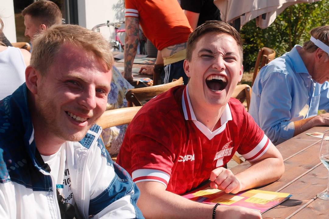 Planung eines erfolgreichen Mitarbeiterfestes mit einem Team von Mitarbeitern.