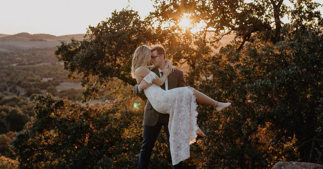 Hochzeitsfotos: Sonnenuntergang und Zweisamkeit genießen.