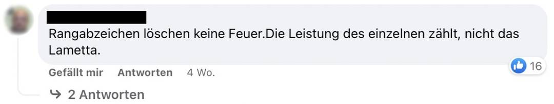 Ein Facebook-Kommentar mit folgendem Text: “Rangabzeichen löschen keine Feuer. Die Leistung des einzelnen zählt, nicht das Lametta.”