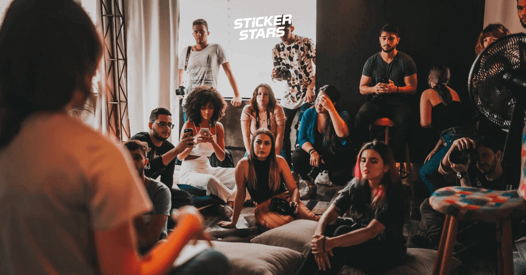 Mitglieder eines Vereins hören auf der Mitgliederversammlung einer Rednerin zu