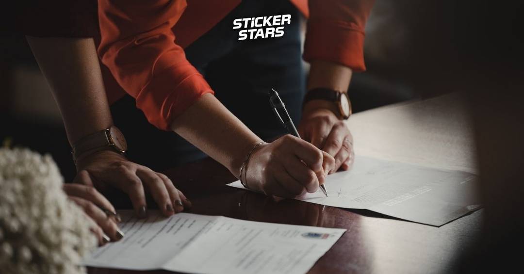 Zwei Vereinsmitglieder arbeiten Formulare durch und füllen sie aus.