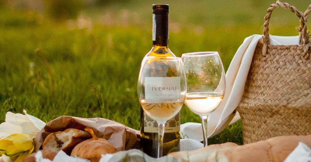 Ein gemeinsames Picknick zum Hochzeitstag ist eine romantische und günstige Idee.