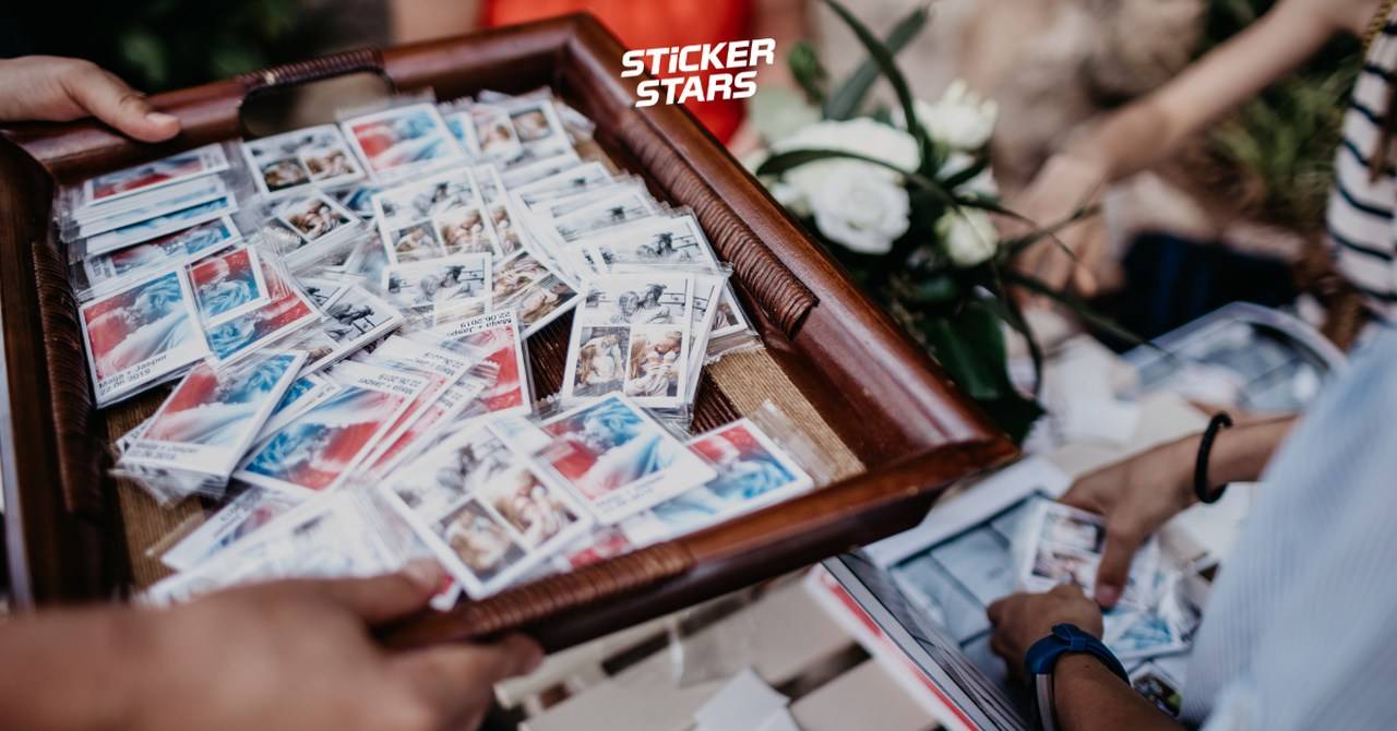 7 coole Wege, wie du die Sticker auf deiner Hochzeit verteilen kannst