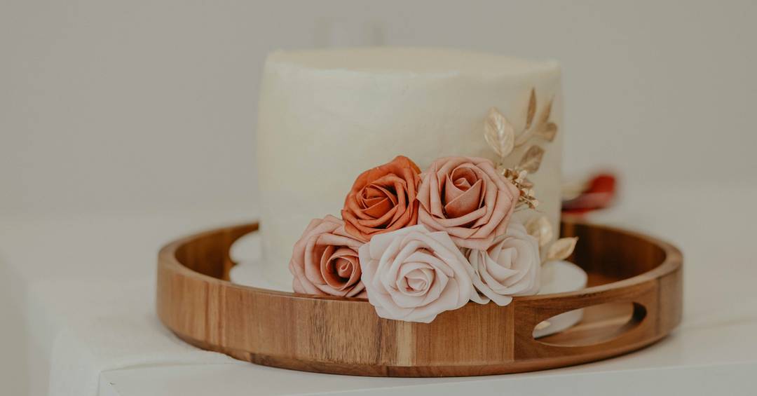 Blumendeko auf der Torte ist immer ein Blickfang.