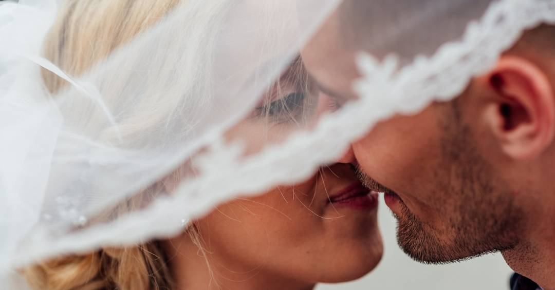 Hochzeitsfotos mit Schleier können sehr romantisch werden.