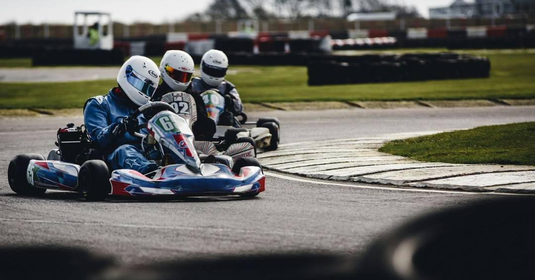 firmenfeier ideen go-kart fahren