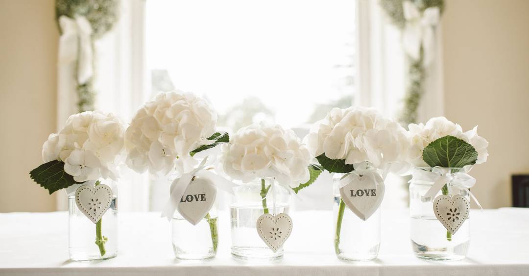 Blumendeko Hochzeitstisch: Ob opulent oder dezent - für jeden das richtige dabei.