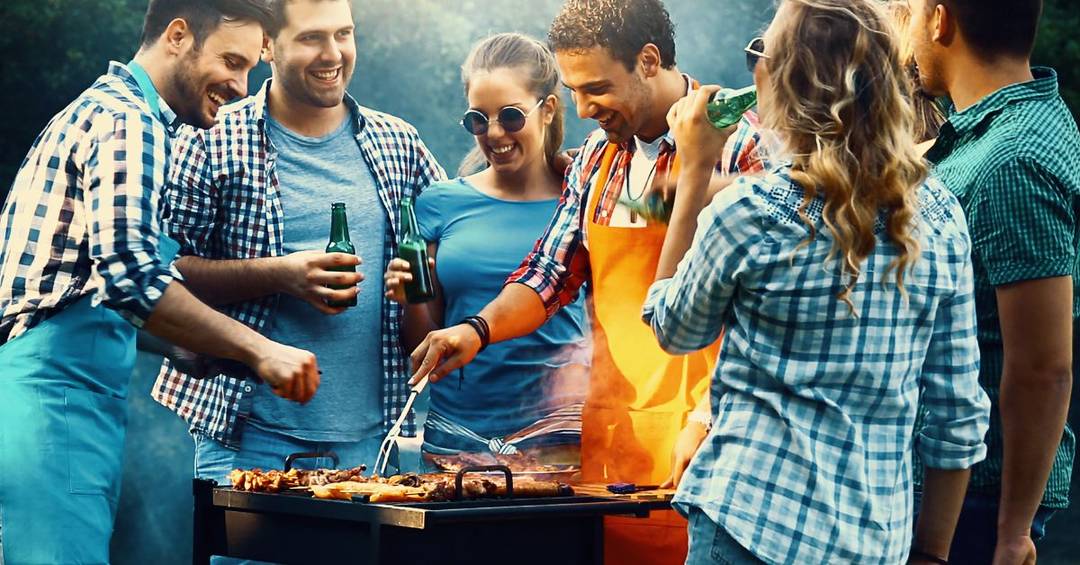 menschen beim Grillfest ihrer Firma