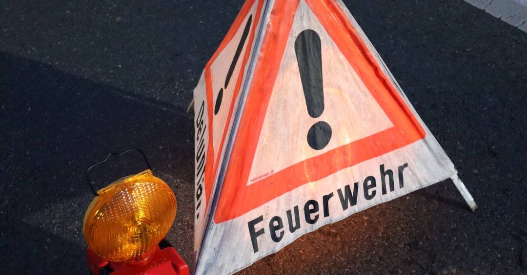Eine Warnleuchte und ein Warnschild mit der Aufschrift "Feuerwehr"